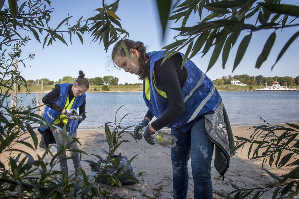 Opruimen flesjes rivieroever Lek - copyright Schone Rivieren