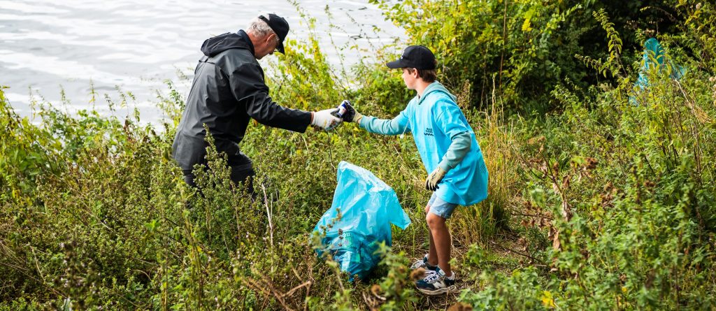 Vrijwilligers ruimen op tijdens de Maas Cleanup op 17 september 2022