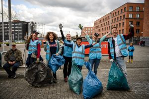 Vrijwilligers met volle afvalzakken tijdens de Maas Cleanup